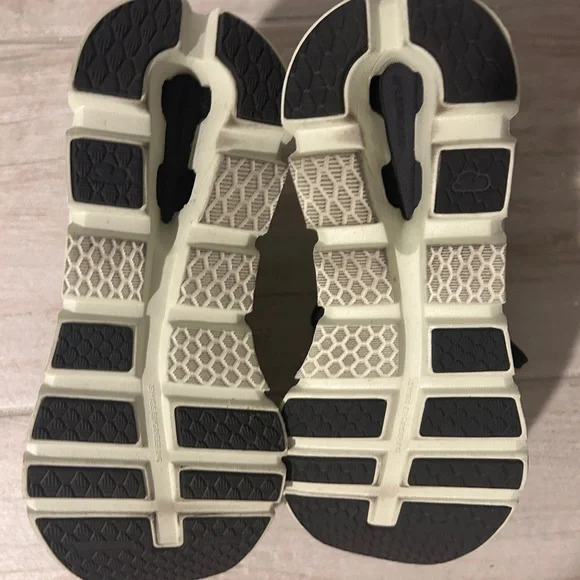 On cloud cloudrunner sneakers - Picture 4 of 5